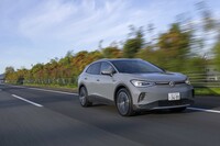 試乗車の車両重量は2140kgで、前軸側が1010kg、後軸側が1130kg。全12のモジュールからなる容量77kWhの駆動用リチウムイオンバッテリーが493kgを占めている。