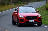 最新の「Eペース」には、路面状況を瞬時に検知してグリップ力を調整するという「AdSR」機能が搭載されている。