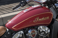 フューエルタンクやフェンダーに施されるゴールドのピンストライプ。クラシックでありながらも“これ見よがし”ではないところに、インディアンならではの絶妙なサジ加減を感じる。