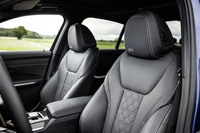 旧アルピナがこだわり抜いた上質なレザーを採用する「B3 GT」のシート。ヘッドレストにはゴールド系の「オロ・テクニコ」カラーで刺しゅうされた「GT」の文字が入る。