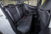 背もたれに60：40の分割可倒機構が組み込まれる新型「アクア」のリアシート。前後シート間は880mmで、従来型よりも20mm広げられている。これは「ヤリス」よりも50mm大きい数値となる。