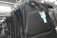 バイク用プロテクターにはベストタイプ（写真）やジャケットタイプのものもあり、それぞれに一長一短がある（詳しくは店員さんに聞こう。親切に教えてくれるぞ）。また最近は通気性を考慮したものも多い。