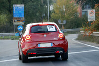 日本の初心者マークに相当するステッカー。“P”は「principiante（初心者）」の頭文字である。免許取得後3年間の掲示が義務づけられている。