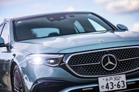 スリーポインテッドスターとグリルを一体化させた3Dデザインのフロントグリルを採用。「EQE」などBEVとのデザインテイストの共通化が図られている。