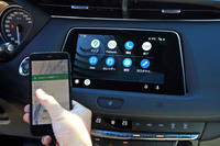 それ自体も十分多機能な「CUE」だが、Apple CarPlayやAndroid Autoといった、携帯端末のミラーリングにも対応。端末内のアプリをCUEのインターフェイスで操作することもできる。