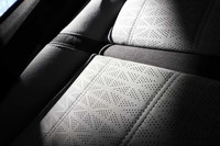 英国国旗をかたどった「ダップルグレイプレミアムテキスタイル＆ライトオイスタースエードクロス」（41万6000円）で仕立てられた試乗車のシート。