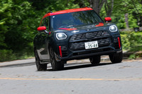 フロントに横置きされる2リッター4気筒ターボエンジンは最高出力317PS、最大トルク400N・mを発生する。