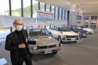 企画展「CIVIC WORLD 受け継がれるHondaのDNA」にて、展示車両を解説する本田技術研究所の大蔵智之氏。長年にわたり「シビック」のデザインに携わってきた人物だ。