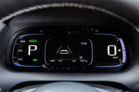 4.2インチの液晶ディスプレイとデジタルメーターを組み合わせた計器パネル。表示内容やデザインは標準モデルに準じたものになっている。