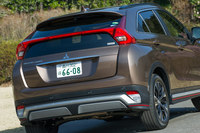 リアビューの特徴となっている、ガラスエリアを上下に分断するLED式のテールランプ。後方視界とデザイン性を損なわないよう、リアワイパーはルーフスポイラーの奥に配されている。