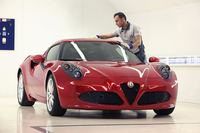 スポーツカー「アルファ・ロメオ4C」の生産工場から