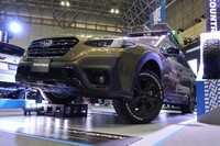 ファッション誌とコラボした、「スバル・レガシィ アウトバック」のカスタマイズモデル。