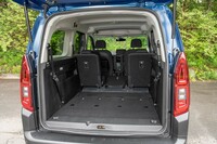 3列目を取り外し、2列目シートの中央を倒したところ。