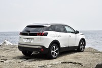 「GTライン」の外観上の特徴は、サイドウィンドウの下端のモールやリアアンダーガーニッシュがクロームとなること。またルーフが黒（ブラックダイヤモンドルーフ）となることなど。