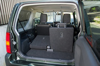 荷室の広さも「必要にして十分」といった程度。後席は5：5の分割可倒式となっている。