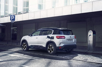 「シトロエンC5エアクロスSUVプラグインハイブリッド」のリアビュー。「ブラン ナクレ」「グリ プラチナム」「ブルー チジュカ」「ブラン バンキーズ」の4種類の外装色をラインナップしている。