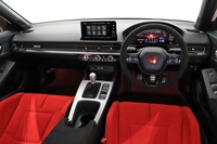 ブラックとレッドのコントラストが鮮やかな、新型「シビック タイプR」のインテリア。MTについては、操作性・シフトフィールともにこだわり抜いたとアピールされる。
