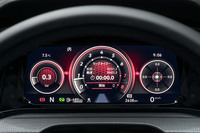 デジタルメーターには「GTI」専用の表示メニューを採用。車速やエンジン回転数に加え、エンジンの出力、ターボのブースト圧、車体にかかるG（加速度）などを確認できる。