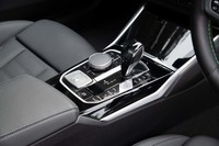 ギアボックスはZF製の8段スポーツAT。ステアリングホイール裏のボタンで手動変速するスイッチトロニックに加えて、シフトパドルも選択できるようになったのが新しい。