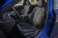 人間を中心とした空間コンセプトで、程よい包まれ感でドライビングの高揚感を高めるコックピットを実現しようとした。