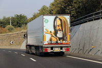 （写真J）。20世紀の聖人であるピオ神父を大胆なエアブラシで表現したトラック。