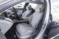 ショーファードリブン前提とはいえ、前席のつくり込みにも抜かりはない。膝裏に当たる部分の座面がなだらかになっているところが美しい。