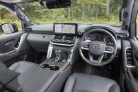 ウオールナット木目調のインテリアアクセントは「ZX」専用。インテリアカラーは試乗車の「ブラック」のほかに「ニュートラルベージュ」も選べる。