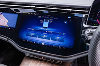 充電状況を表示したセンターディスプレイの画面。「E350eスポーツ エディションスター」は約140km/hまでEV走行が可能で、EV走行換算距離（等価EVレンジ、WLTCモード）は112kmと発表されている。