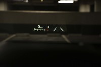 速度計とエンジン回転計、運転支援装備の作動状況などをウインドシールドに表示するヘッドアップディスプレイを装備する。