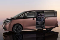 ボディーサイドの面形状がシンプルな新型「日産エルグランド」。ただ、そもそも空間効率の追求に加え、後ろへ開くスライドドアの採用が運命づけられている箱型ミニバンでは、スライドレールの装着などを考えても、リア側のボディー形状を大きく“動かす”ことはできないのだ。