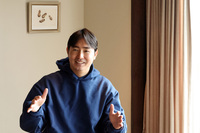 インテリアコンサルタントの神戸アレック氏。横浜、河口湖、八ヶ岳の3カ所の生活拠点をクルマで行き来するヘビーユーザーで、冬季には雪道を走れるタイヤが必須となる。