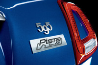 リアハッチに取り付けられた「595 Pista」のエンブレム。