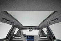 巨大なパノラミックガラスルーフもオプションとして用意される。