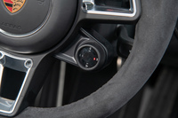 ドライビングモードを切り替えるステアリングホイールのダイヤル式コントローラー。ドライバーが各種パラメーターを個別に調整することも可能となっている。