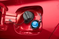 尿素水溶液「AdBlue」の給水口は給油口と並んでレイアウトされる。AdBlueの消費量は1リッター/1000kmほどで、タンク容量は16リッター。