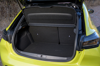 荷室の容量は265リッター。同じBセグメントの「ポロ」や「ルーテシア」と比べるとちょっと控えめな容量だ。