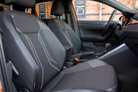 乗車スペースについては、前後席間の距離やヘッドルームを広げるなどして居住性の改善が図られている。写真は「ハイライン」に装備されるスポーツコンフォートシート。