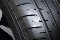 外側のショルダーについては、ブロックを横断しないようにミゾを配することで高剛性を実現。ふらつきを抑え、高いハンドリング性能を実現している。