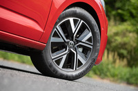 足元の仕様はグレードによって異なり、「ハイライン」にはツートンカラーの17インチアルミホイールが装備される。