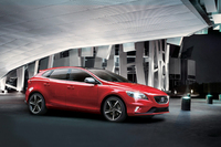 ボルボ、新エンジン搭載のV40 T5 R-DESIGN発売