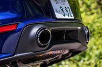 高回転域で金属的なサウンドを奏でるスポーツエキゾーストシステムは、オプションアイテム。丸型テールパイプフィニッシャーはブラックもしくはシルバーが選択できる（写真はシルバー）。