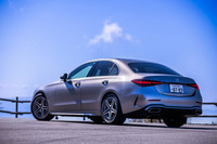 サイドウィンドウ下端に「キャットウオークライン」と呼ばれるキャラクターラインが入れられた新型「Cクラス」。今回の試乗車両がまとっていた外装色は「モハーベシルバー」で、これを含めCクラスの外板色は全10色から選択できる。