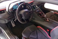 スポーティーな走りを自慢にする高性能車では定番となっている、スエード調の人工皮革「アルカンターラ」。写真の「ランボルギーニ・アヴェンタドールLP780-4ウルティメ」のように、シートだけでなくセンターコンソールやダッシュボードまでアルカンターラ仕立てというモデルも多い。