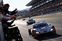 No.36 au TOM'S GR Supraを迎えるチーム関係者。GT500クラスは上位5位までを「スープラ」勢が独占した。