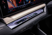 センターディスプレイ下部や、ダッシュボード中央を通りドアトリムまで水平に配置される、立体的なクリスタルの「BMWインタラクションバー」を標準で装備。走行モードに応じてアンビエントライトとして車内をムーディーに演出するほか、ハザードランプと連動して点灯するのも同アイテムの特徴だ。