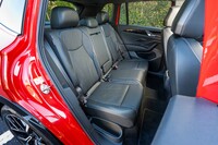 前席で9mm、後席で10mmヘッドルームが増すなど、居住性も向上。全グレードに後席用エアコンが装備されるほか、「エレガンス」「Rライン」では前席に加えて後ろの左右席にもシートヒーターが装備される。