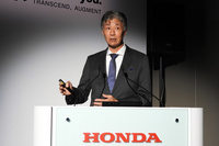 説明会の冒頭にて、ホンダのEV戦略の現状を説明する電動事業開発本部長の井上勝史氏。2020年から3年にわたりホンダの中国本部長を務めており、世界最大市場におけるEVの急伸を、肌で知る人物である。