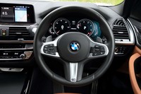 極太のリムが特徴的なステアリングホイール。スポーク部にはカーオーディオやアダプティブクルーズコントロールの操作スイッチが並ぶ。