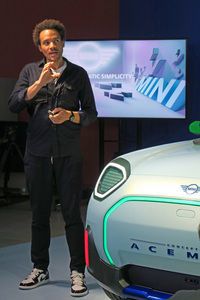 「MINIコンセプト エースマン」の特徴について説明する、デザイナーのオリバー・ハイルマー氏。