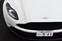 ダークな色調のヘッドランプベゼルは、V12モデルとは異なるV8モデルならではのディテール。